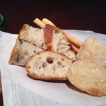 ラ・ロカンダ - パンは、4種類♪チャパタ・バゲット・黒オリーブ・グリッシーニ。