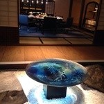 ラ・ロカンダ - 手前のブルーのオブジェは、京都の作家さんの作品。