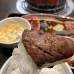 備長炭焼肉 てんてん - ご飯を巻いてパクッと！