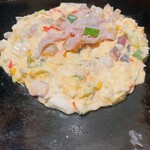 月島名物もんじゃ だるま - 爆弾焼き！最後に肉乗せる細かい作業〜