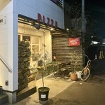 パラダイス ピザ - 藤沢駅（北口）から商店街を抜けて、不安になる頃にでてくる赤いサインが目印（近くにラーメン二郎あり)