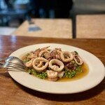 パラダイス ピザ - 看板メニューのヤリイカとグリーピースのソテー　春の味覚シーリーズでフランス産のグリーピースとイカがマッチ！