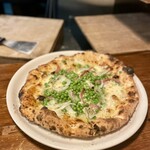 パラダイス ピザ - 本日のピザはピゼッリ、春の味覚のグリーンピースがいい！
