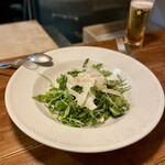 パラダイス ピザ - 定番のルッコラのサラダ、味が濃くてうまい！