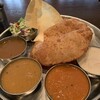 DAKSHIN - 南インド定食
                右から時計回りにチキンシチュー、エビのカレー、ラッサム、サンバル、サラダ
                