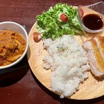 ショット&ワイン エヌバー - ハーフのトンカツプレートにチキンとかぼちゃのトマトカレーの合盛り