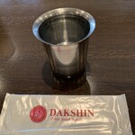 南インド料理ダクシン - 水は金属のカップで
