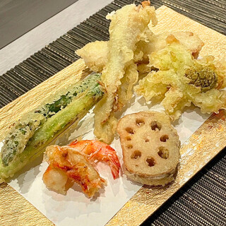 Our carefully selected `` Tempura'' is a masterpiece made with carefully selected ingredients and skilled techniques.