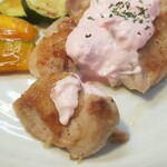 キッチン ブルー グローブ - 鶏もも肉ソテーは縦横にカット、一口サイズです