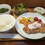 キッチン ブルー グローブ - 鶏もも肉ソテー　カリカリ梅とクリームチーズのソース