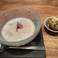 紅梅本楼 - 杏仁豆腐、黒胡麻団子