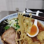 三陽楼 - 生姜香る粗挽肉の雲呑麺