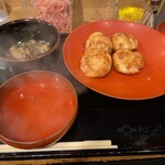 Tako Hachi - たこ焼き（8個）を頼んだら2人で行ったので4個づつ取り分けて出してくれた。出汁も2人分！