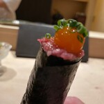 鮨 若尊 - スタートはマグロの手巻き寿司で。
