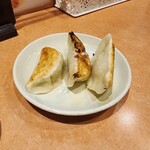 Shiyouraku - 餃子三個　メニューにありません。かなり