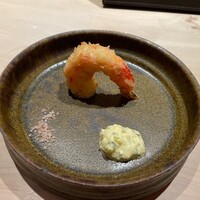 鮨 若尊 - エビフライ（メキシコブラウン）。