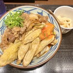 丸亀製麺 - 牛すきごぼ天ぶっかけ(並・温) 890円＋ひと口醤油どん(試供品
