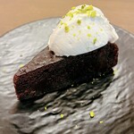 LOTUS CAFE TOKYO - ヴィーガンとは思えない濃厚なチョコレートケーキ