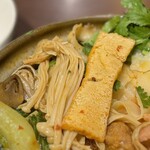 榮晟刀削麺 西安私菜坊 - しめじ茸、とても薄い厚揚げ豆腐　発掘！