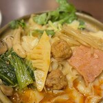 榮晟刀削麺 西安私菜坊 - 青梗菜、竹の子、団子、ハム、もやし　発掘！