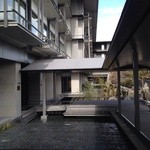 ラ・ロカンダ - 流れる水の横を歩いて、エントランスへ～