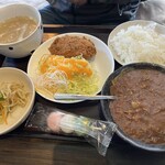 Torebian - ビーフシチューとメンチカツ定食