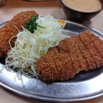 Maruhachi Tonkatsu Ten - 左が串カツ。右が並カツ。