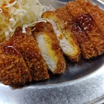 丸八とんかつ店 - 卵が片側に偏ってついてるのがここんち流。