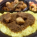 カレーの店 マボロシ - ポーク大盛り辛さ普通。追加トッピングはウズラ。見ているだけで芳醇な香りが思い出される。