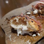 ピッツェリア・ゴンザ - そして生地のモッチリ感も残しながらの香ばしさ♪
      高温短時間で焼かれている旨さなのだろうねえ