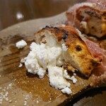 ピッツェリア・ゴンザ - 
      爽やかなオリーブオイルとブラックペッパーで
      味わいを締めてて、これは旨いよねえ❕
      
      巻かれている生ハムの塩味と旨味も合ってる♪