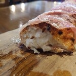 ピッツェリア・ゴンザ - ◯包み焼きピザ
      薄焼きのピザ生地に
      リコッタチーズと水牛モッツアレラチーズが包まれてて
      その上から生ハムが巻かれている品となる
      
      生地のモッチリした弾力感が特徴的で
      凄く好きだなあ❕