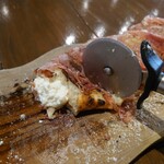 ピッツェリア・ゴンザ - ピザカッターで切ると、ドバ〜っと
      リコッタチーズと水牛モッツアレラチーズが出てくる
      
      リコッタチーズのミルク感を感じるアッサリ感と
      水牛モッツアレラチーズの濃厚なチーズの旨味