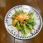 ピッツェリア・ゴンザ - ◯サラダ
      爽やかな自家製ドレッシングで
      粉チーズが掛けてあり美味しい味わい
      
      かぼちゃの素揚げと
      じゃがいもの蒸した品が添えられていた