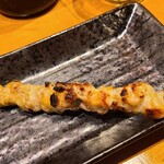 トリキチ商店 - ⑦せせり【塩】(税込198円)
            焼き鳥は【塩】とは言え塩辛かったなぁ
            焼き方も私の好みとはかなり異なる感じでした
            個人的にはリーズナブルとは言えない内容