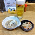 Teppan Sakaba Tetsuichi - ちょい飲みセット 720円 ♪(生ビール、牛もつ味噌煮込み、お通し ♪)
