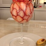 mokumoku - いちごたっぷりの贅沢苺パフェ