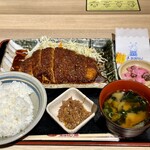 Nagoya Meibutsu Misokatsu Yabaton - ロースとんかつ定食　ご飯、味噌汁、小鉢、漬物付き。カラシは好みで。