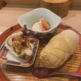 蕎麦割烹  倉田 - 噴火湾の毛蟹とうすい豆と胡麻のとろめん豆腐、ビーツの花がのったジュレポン酢をのせた生牡蠣、蛍烏賊と筍が入ったぬた