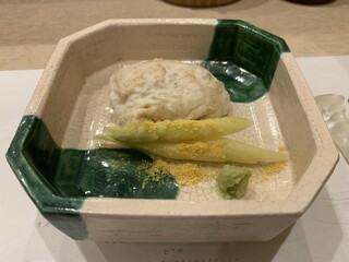 蕎麦割烹  倉田 - 唐墨をまぶしたアスパラとふくの白子