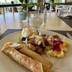 Plumeria Beach House - エッグベネディクトとシンパンケーキその他