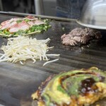 お好み焼き ふじや - 食べて幸せ  (˶ᐢᗜᐢ˶) 見ても幸せ  (˶ᐢᗜᐢ˶)
      
      奥の「豚ねぎ焼き」の誘惑