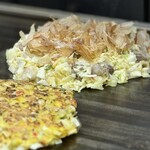 お好み焼き ふじや - 味の深さが増す、花がつお  パラリ
      この焼ける前の生地具合も、見つめるのが幸せタイム