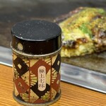 お好み焼き ふじや - 『極上七味』さいごの一欠片にコレをかけると
      またさらに深みが増して
      
      *\(๑´▽`๑)/のけぞるやん
      
      