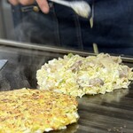 お好み焼き ふじや - 粗みじんのキャベツと、粉生地の割合も好き！
      
      生地に混ぜ込まれた「スジ肉」がたっぶり