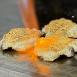 お好み焼き ふじや - 「手羽焼き」 (^O^)❒’’
      バーナーで皮面に〆の焦げ目をつけていく