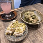 日本酒食堂SO-KEN - せせりとエリンギのジェノベーゼ炒め（奥）