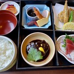 Ichikawa Oidon - 松花堂弁当のメイン（揚げ物はキビナゴとカラシ蓮根、お造りはマグロと鯛、鴨の燻製とエビ煮、そして豚角煮）