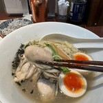 酒肴場 屯 - ふっくらした牡蠣がたっぷり乗った絶品塩そば。
      プリップリ、大振りの牡蠣が5〜6個も