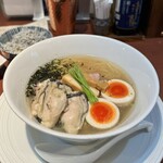 酒肴場 屯 - 【限定】特製牡蠣の塩そば¥1800、海鮮丼¥500